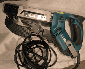 Kruvikeeraja ettesöötega Makita 6843 (4 foto / 4)