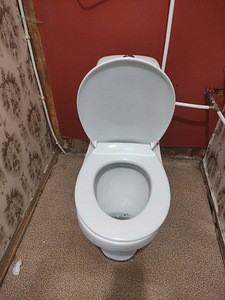 WC-pott loputuspaagi ja kaanega (2 foto / 4)