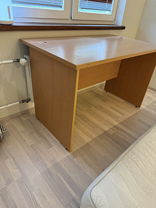Компьютерный стол (1 фото из 4)