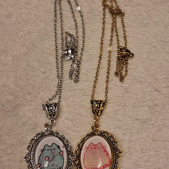 2 pusheen kaelakeed