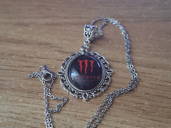 Красное ожерелье Monster Energy
