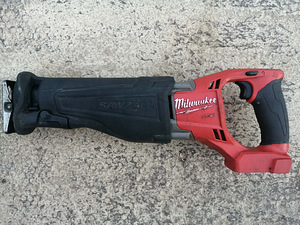 Сабельная пила Milwaukee M18 (2 фото из 2)