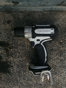 Аккумуляторная дрель Makita 18V (2 фото из 2)