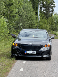 BMW 520 M-Sportpaket Pro/ ICONIC Glow 2.0 140кВт/10кВт (8 фото из 8)