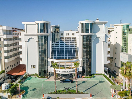 HOLIDAY PARK RESORT HOTEL