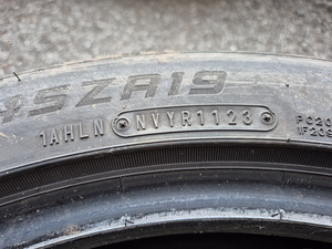 R19 245/45/19 - 2tk - 6mm - DOT23 - paigaldus (2 foto / 2)