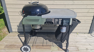 Угольный гриль Weber Performer (1 фото из 3)