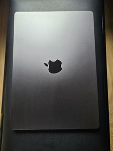 Macbook Pro m4 ( 11 laadimistsüklit ) (1 foto / 2)