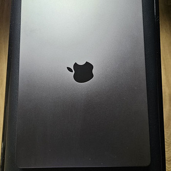 MacBook Pro M4 ( 11 циклов зарядки )