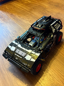 Konstruktor LEGO Technic Audi RS Q e-tron 42160, 914 tk (2 foto / 3)