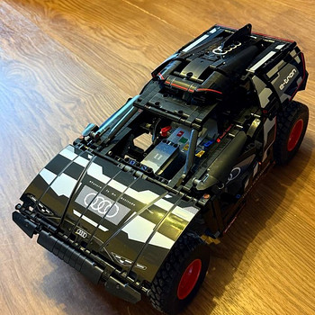 Конструктор LEGO Technic Audi RS Q e-tron 42160, 914 шт.