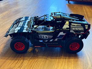 Konstruktor LEGO Technic Audi RS Q e-tron 42160, 914 tk (3 foto / 3)