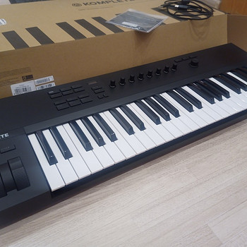 MIDI-клавиатура Native Instruments Komplete Kontrol A49