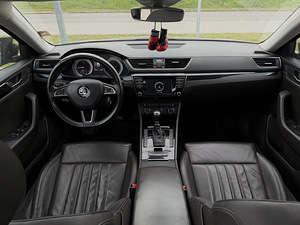 Skoda Superb Laurin & Klement 2.0 TDI 4x4 DSG (8 фото из 15)