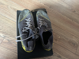 Оригинальные бутсы Nike (2 фото из 3)
