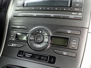 Toyota Auris Linea Sol 2.0 D-CAT 93kW (8 фото из 8)