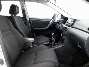 Toyota Corolla Linea Sol Facelift 1.4 71kW (6 фото из 9)