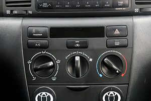 Toyota Corolla Linea Sol Facelift 1.4 71kW (8 фото из 9)