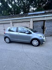 Продам TOYOTA YARIS (5 фото из 6)