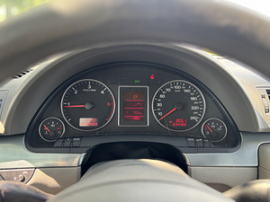 Audi A4 2.5 TDI (10 фото из 11)