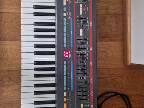 Продам Roland Juno 106