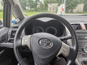 Toyota Auris (5 фото из 5)