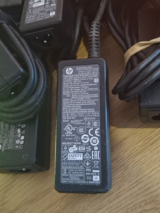 10 оригинальных зарядных устройств HP 45W (2 фото из 3)