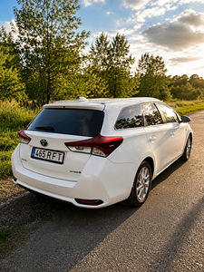 Toyota Auris 1.8 гибрид hybrid LPG (3 фото из 4)
