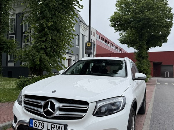 Mercedes-Benz GLC 350e 4MATIC Plug-in Hybrid (2017)