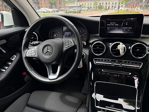 Mercedes-Benz GLC 350e 4MATIC Plug-in Hybrid (2017) (9 фото из 11)