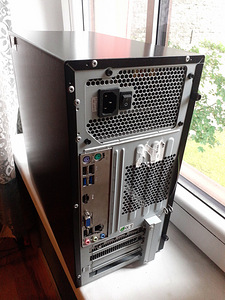 Gaming PC: Core i7 (Xeon) / 8GB / Radeon RX570 / 500GB (4 foto / 9)