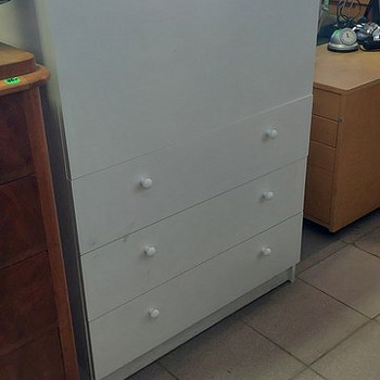 Valge kummut.