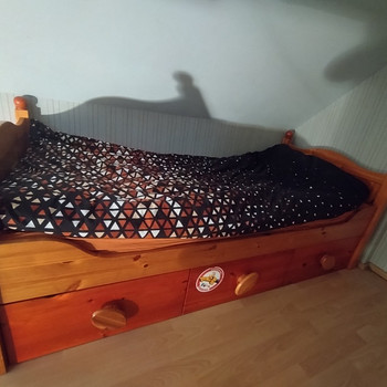 Täispuidust voodi sahtlitega