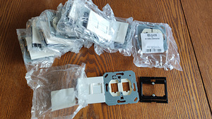 Центральная пластина JUNG RJ45, A1569-2WEWW, 10 шт. (1 фото из 3)