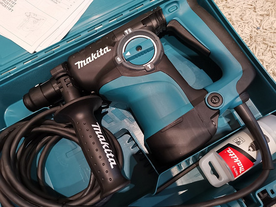 Новый перфоратор Makita HR2811FT