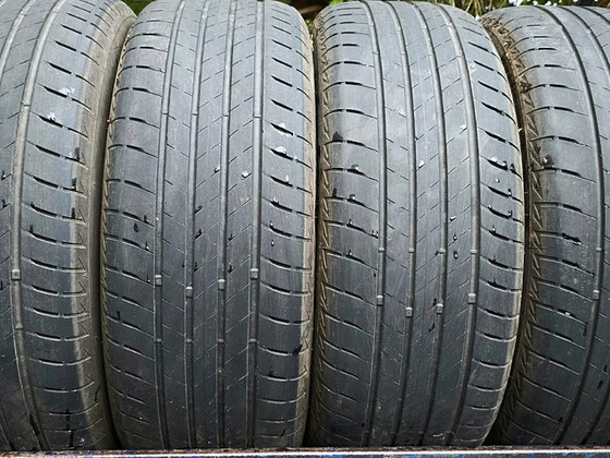 Шины R18 235 55 18 Bridgestone 4-5 мм 4 шт.