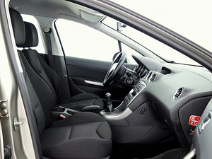 Peugeot 308 Elgance Facelift 1.6 HDi 68kW (6 фото из 6)