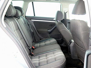 Volkswagen Golf Match ATM 1.6 TDI 77kW (7 фото из 9)