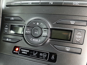 Toyota Auris Linea Sol ATM 1.6 91kW (8 фото из 8)