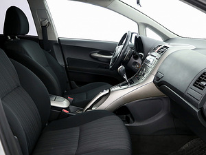 Toyota Auris Linea Sol ATM 1.6 91kW (6 фото из 9)
