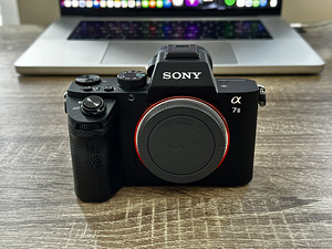 Полнокадровая беззеркальная камера Sony A7 II (1 фото из 8)