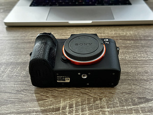 Полнокадровая беззеркальная камера Sony A7 II (3 фото из 8)