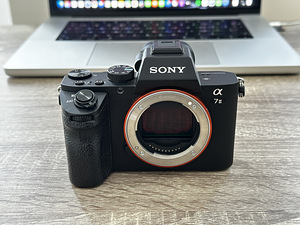 Полнокадровая беззеркальная камера Sony A7 II (6 фото из 8)