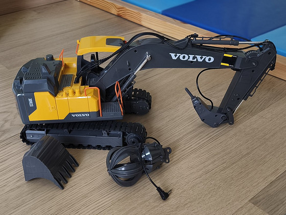 Экскаватор Volvo на радиоуправлении