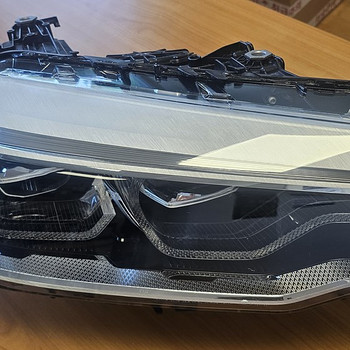 BMW 5 seeria G30/G31 LED adaptive parempoolne esituli