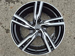 R21 Volvo ORIGINAAL R-Design - UUS (1 foto / 8)