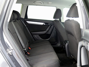 Volkswagen Passat Comfortline ATM 2.0 TDI 103kW (7 фото из 7)