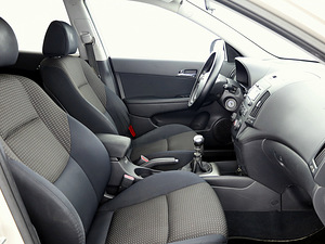 Hyundai i30 Elegance 1.6 90kW (6 фото из 7)