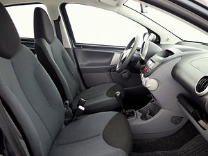Toyota Aygo Linea Sol A-C 1.0 50kW (6 фото из 8)