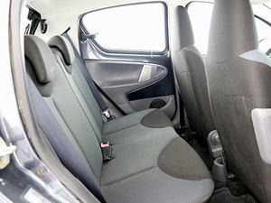 Toyota Aygo Linea Sol A-C 1.0 50kW (7 фото из 8)
